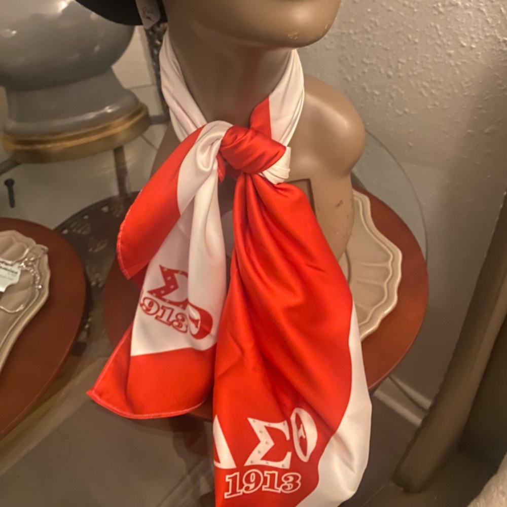 Reversible Delta Sigma Theta scarf